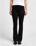 Model van voren gezien in zwarte flared jeans met een wit T-shirt en zwarte sneakers.