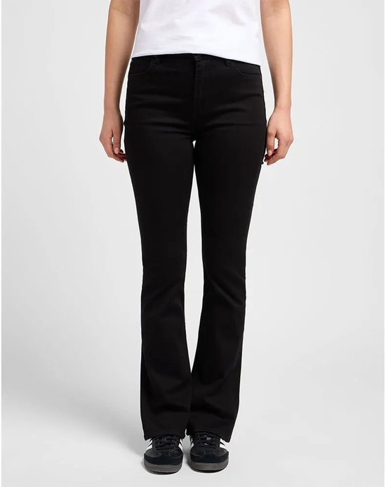 Model van voren gezien in zwarte flared jeans met een wit T-shirt en zwarte sneakers.
