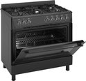 Zwart Wiggo gasfornuis met open oven deur, 5 branders en bedieningsknoppen.