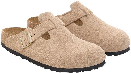 Paar beige suède Birkenstock Boston slippers, zijaanzicht met gespen.