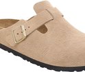 Sandkleurige suède Birkenstock clog met gesp, close-up van de zijkant.