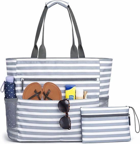 Sac de plage rayé avec plusieurs poches, dont une trousse de toilette. Rayures grises et blanches.