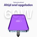 Paarse telefoon wordt opgeladen met 60W snelladen. Buddie kabel aangesloten.