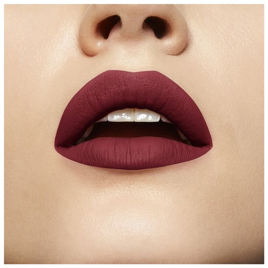 Matte rode lippenstift op een mond.