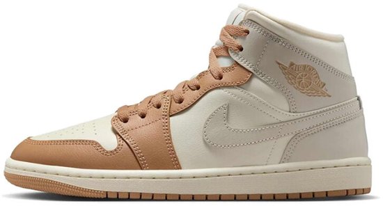 Vue latérale d'une basket Jordan 1 Mid beige avec des détails marron et gris.
