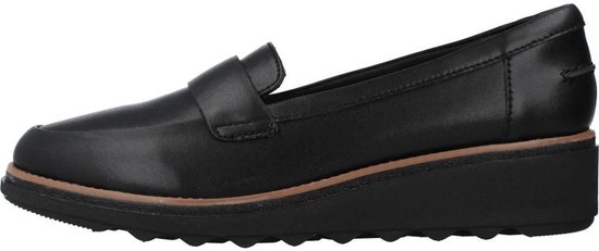 Zwarte loafer met dikke zool van Clarks, zijaanzicht.