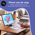 Enfant dessine une licorne depuis une tablette sur papier. La tablette est sur un support noir avec écran de réflexion. Texte : Passez à l'action
