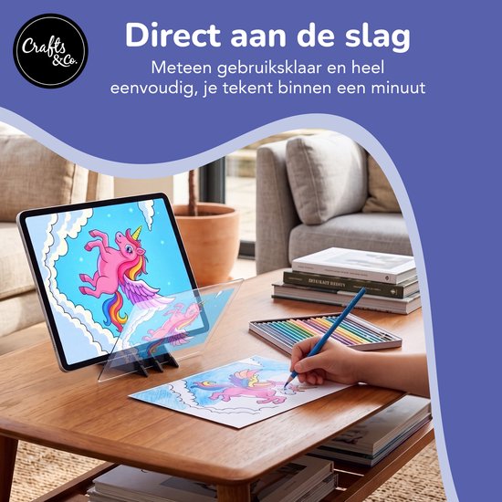 Enfant dessine une licorne depuis une tablette sur papier. La tablette est sur un support noir avec écran de réflexion. Texte : Passez à l'action