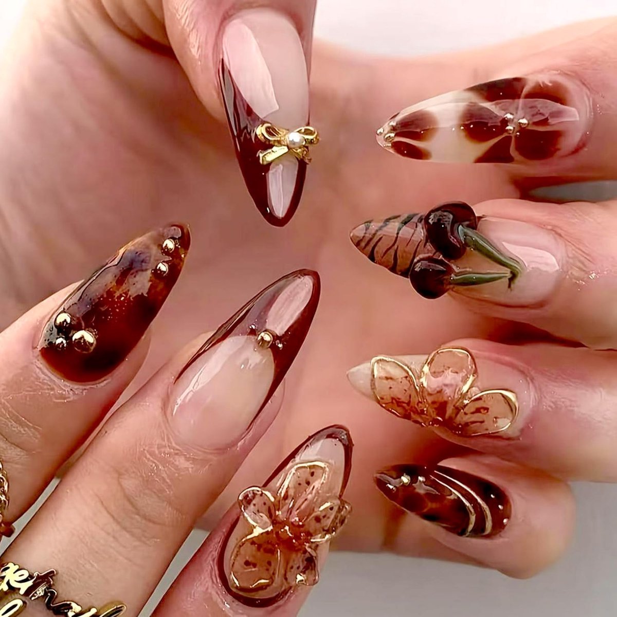 24 Stuks Druk-op Nagels Schildpadpatroon & 3D Kersenbloesem | Lange Amandelvormige Acrylnagels in Nude & Barnsteenbruin voor Vakantie & Dagelijks