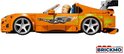 Oranje LEGO Toyota Supra MK4 met zilveren velgen en groene vlam-graphics op de zijkant, vanuit de zijkant.