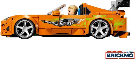 Oranje LEGO Toyota Supra MK4 met zilveren velgen en groene vlam-graphics op de zijkant, vanuit de zijkant.