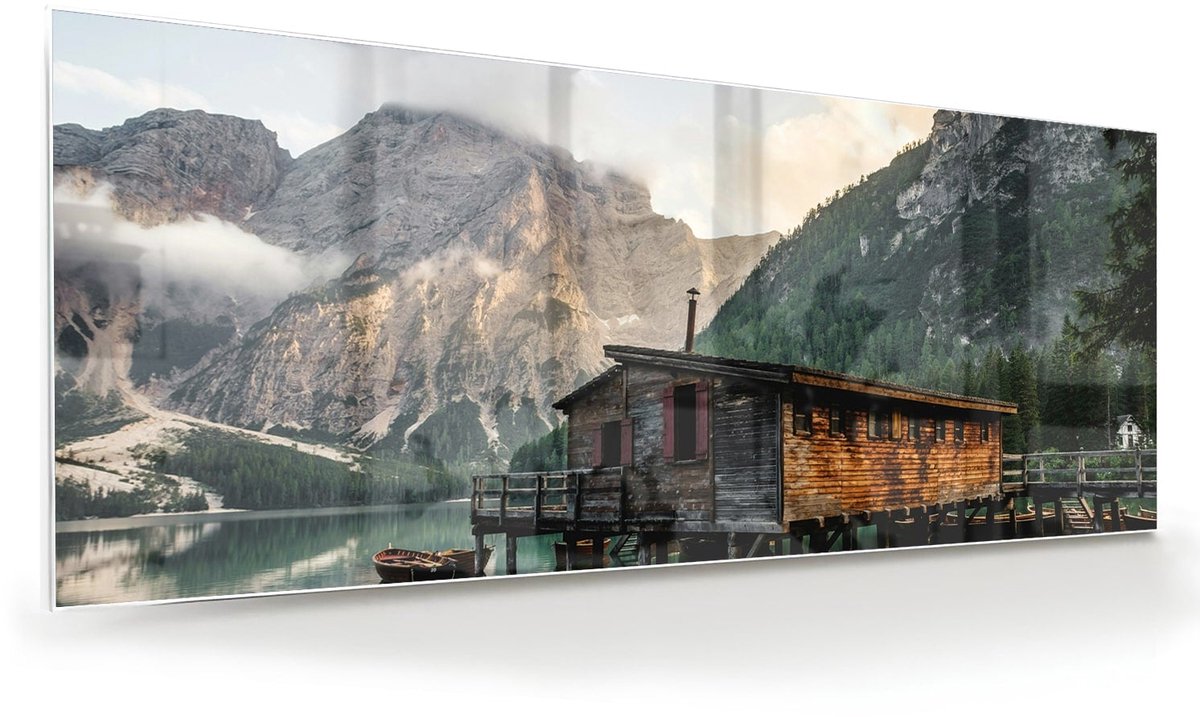 Mydesignglas Glazen Schilderij – Berglandschap met Meer en Houten Huis – Wanddecoratie op Gehard Glas – 125x50