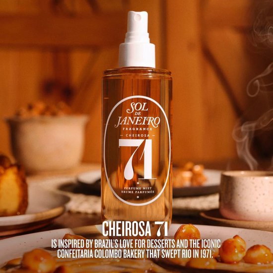 Een flesje Sol de Janeiro Cheirosa 71 parfum mist staat op een tafel met desserts.