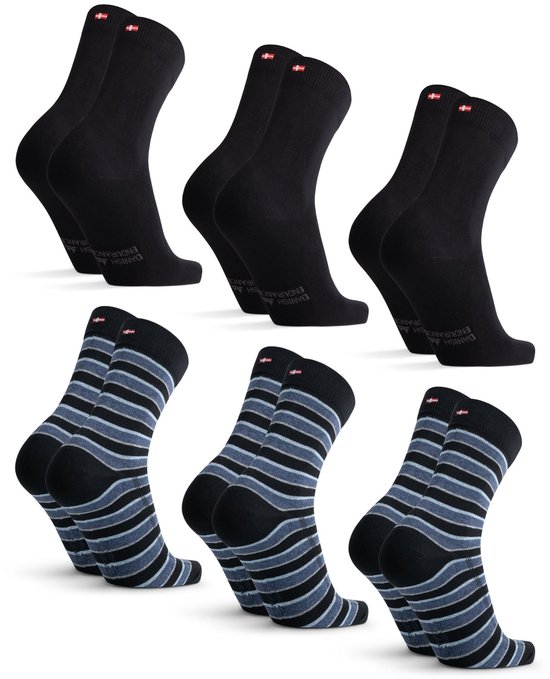 Zes paar sokken, drie paar effen zwart en drie paar met donkerblauwe en grijze strepen.
