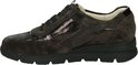 Zijkant van bruine suède veterschoen met metallic textuur en zwarte zool.