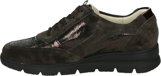 Zijkant van bruine suède veterschoen met metallic textuur en zwarte zool.