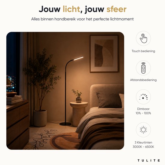 Moderne zwarte staande lamp met gebogen arm, touch bediening en afstandsbediening in een slaapkamer.