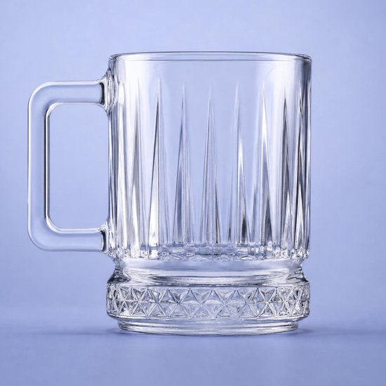 Doorzichtige glazen bierpul met verticale ribbels en een decoratieve rand aan de onderkant.
