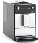 Zijaanzicht van een zwart-witte volautomatische espressomachine met chrome accenten.