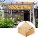 Een stapel beige schaduwdoeken, op de achtergrond een pergola met een beige schaduwdoek.