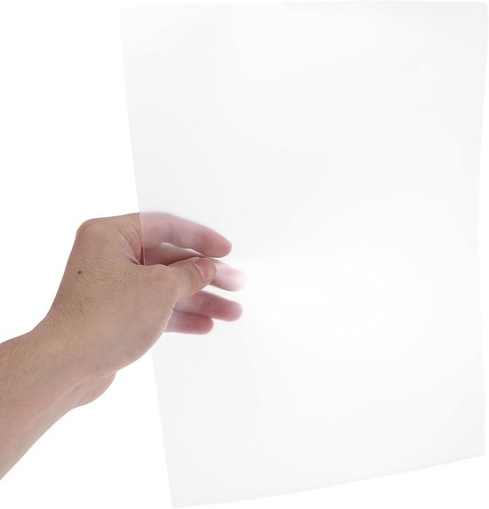 Hand houdt transparante A4 map vast.