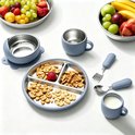 Blauw baby servies: bord met drie vakken, kom, beker, vork, lepel, gevuld met fruit en ontbijtgranen.