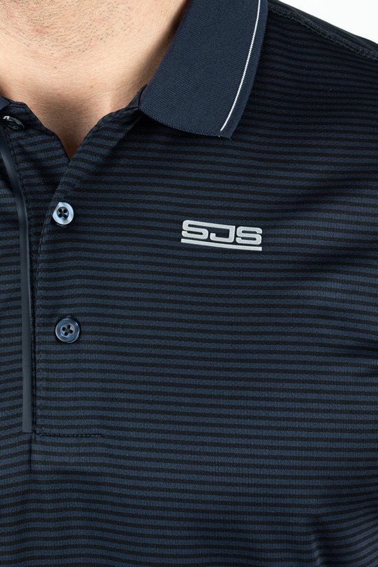 Nader bekeken donkerblauwe gestreepte polo met logo "SJS" en knopen.