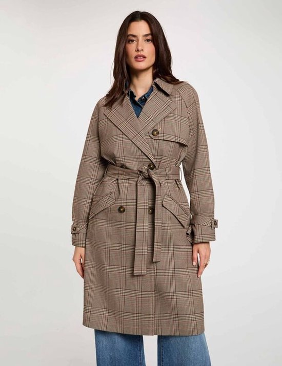 Lange trenchcoat met ceintuur in bruin ruitpatroon. Dubbele knoopsluiting en opgestikte klepzakken.