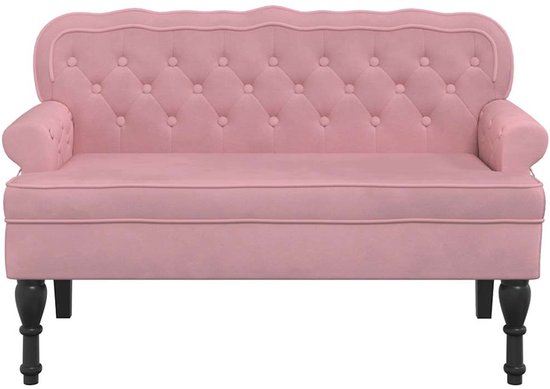 Roze fluwelen bankje met knopen en sierlijke rugleuning, getoond met zwarte pootjes.