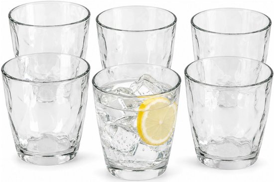 Zes transparante glazen met facetgeslepen structuur, één glas gevuld met water, ijs en een citroenschijfje.