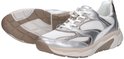 Een paar witte sneakers met zilveren en roségouden accenten. Eén sneaker staat recht, de andere ligt plat.