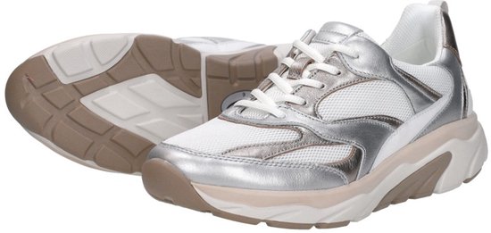 Een paar witte sneakers met zilveren en roségouden accenten. Eén sneaker staat recht, de andere ligt plat.