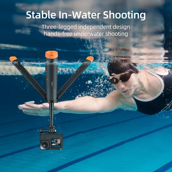 Onderwateropname van een zwemmer, met een action cam gemonteerd op een drijvende selfie stick met open statief.