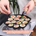Handen voegen ingrediënten toe aan poffertjes in een gietijzeren poffertjespan op een gasfornuis.