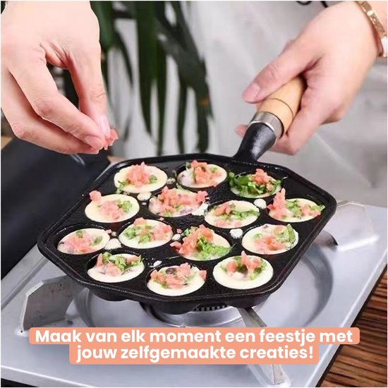 Handen voegen ingrediënten toe aan poffertjes in een gietijzeren poffertjespan op een gasfornuis.