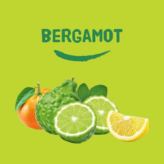 Hele en gesneden bergamotvruchten en een sinaasappel op een groene achtergrond met "BERGAMOT" erop.