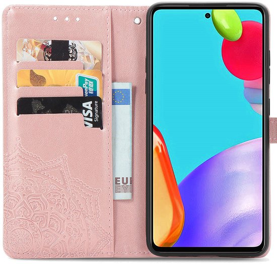 Een rosé gouden telefoonboekcase met mandela-reliëf, met vakjes voor pasjes en een bankbiljet.