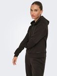Model in een donkerbruine hoodie met trekkoordjes en 'ONLY PLAY' logo, gecombineerd met een broek.