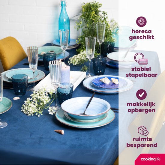 Gedekte tafel met blauwe en turquoise borden, kommen, glazen en decoratie. Horecageschikt, stabiel stapelbaar en ruimtebesparend.