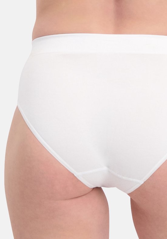 Achterkant van een witte, naadloze slip met logo op de tailleband.