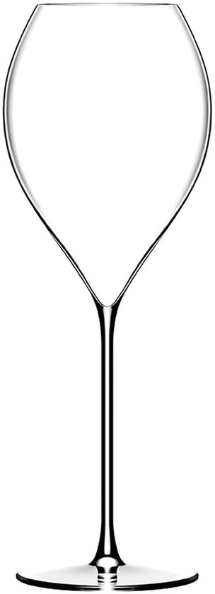 Leeg, dun champagneglas met een slanke steel op een witte achtergrond.