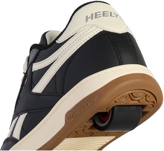 Detail van de hiel en zool van een zwarte Heelys sneaker met crèmekleurige accenten, met rol.