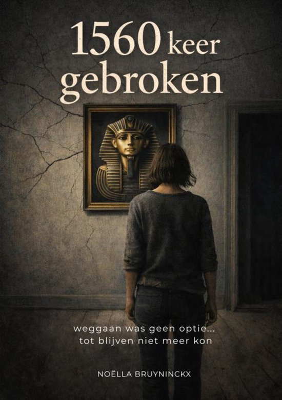 Boekomslag met de titel '1560 keer gebroken'. Een vrouw staat met haar rug naar de kijker, kijkend naar een schilderij van een farao.