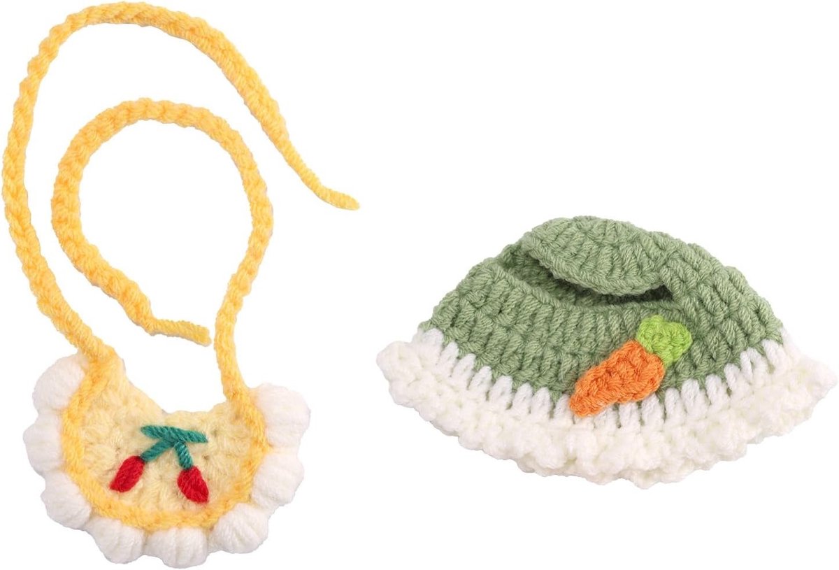 Schattige handgebreide wortel haarband en kersen slabbetje voor poppen, perfect als cadeau voor poppenliefhebbers en verzamelaars