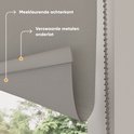 Gros plan détaillé de l'envers d'un store enrouleur gris clair avec une barre de charge métallique.