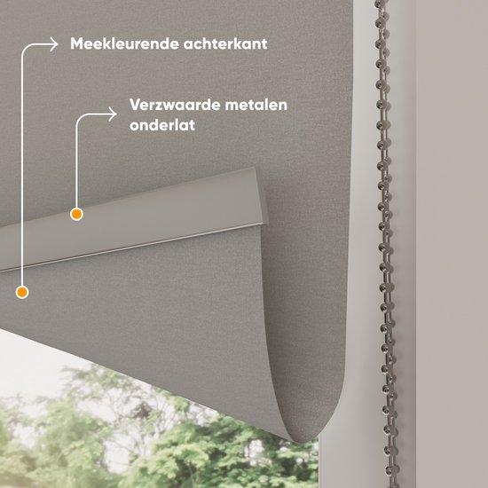 Gros plan détaillé de l'envers d'un store enrouleur gris clair avec une barre de charge métallique.