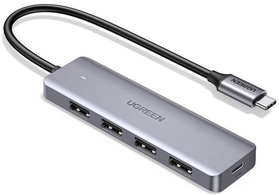 Grijze UGREEN USB-C hub met een korte, zwarte kabel en USB-C stekker.
