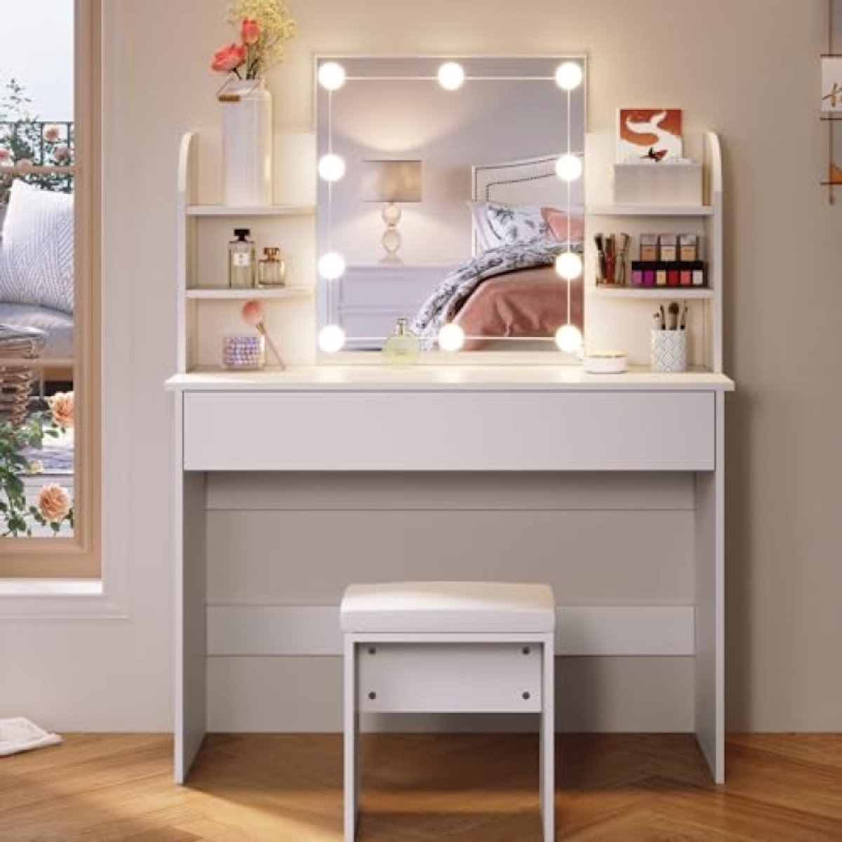 Ruime make-uptafel met verlichte spiegel en opbergruimte