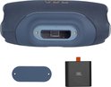 Onderkant van blauwe JBL Xtreme 5 speaker met poorten, afdekking en powerbank.