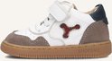 Witte leren babyschoen met bruine suède details, rode Y-inzet en blauwe hiel. 'SHOESME' op de zool.